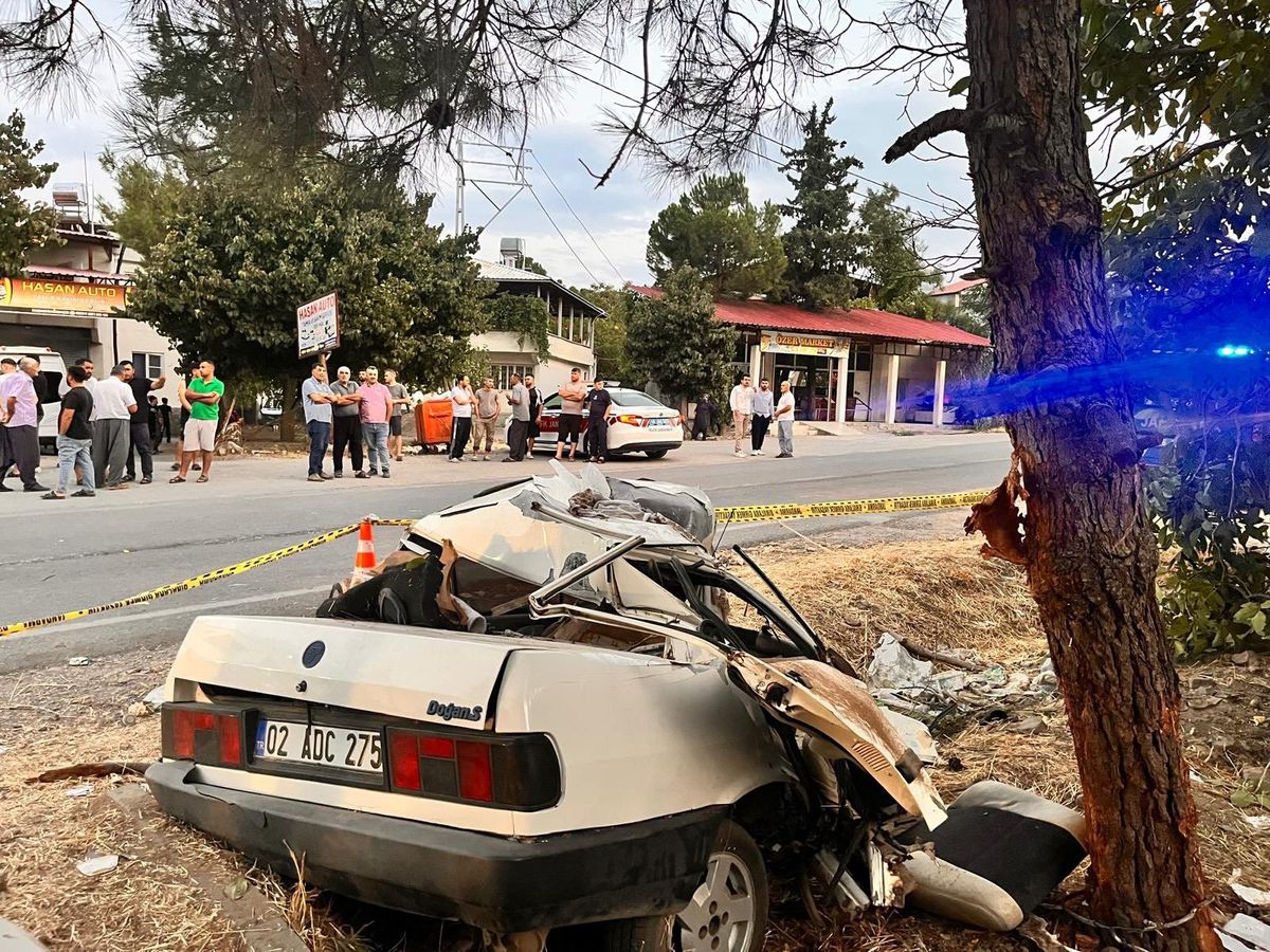 Kahramanmaraş'ta Otomobil Ağaca Çarptı: 1 Ölü, 2 Yaralı