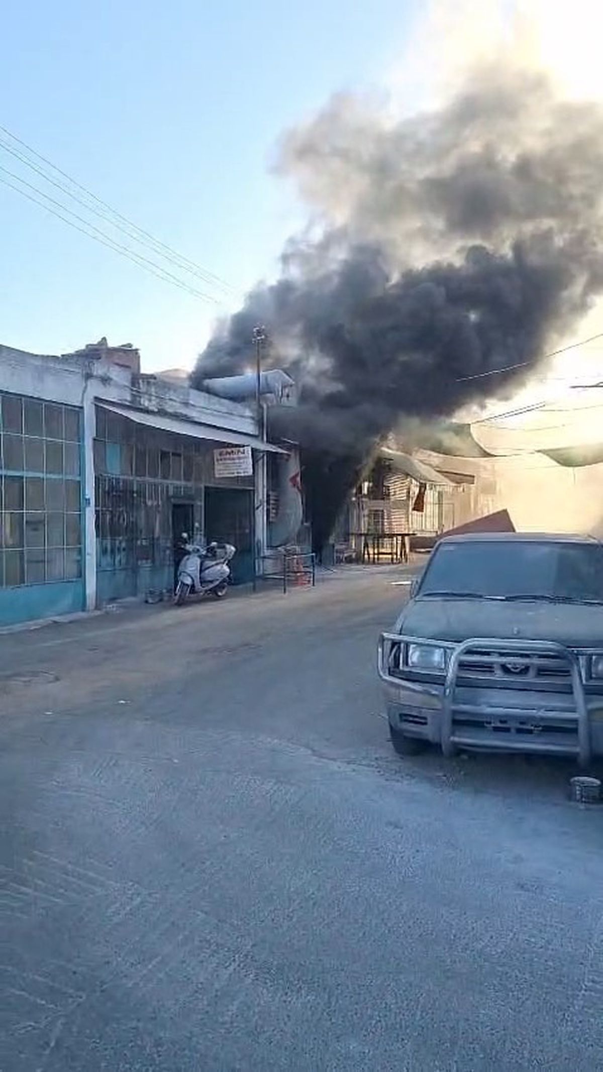 Kapalı durumdaki cila boya atölyesinde yangın