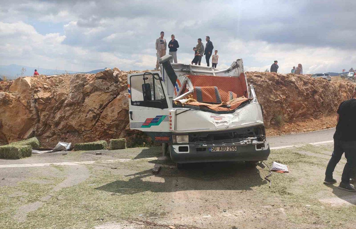 Ermenek'te Yonca Balyası Yüklü Kamyonet Devrildi: 1 Ölü, 1 Yaralı