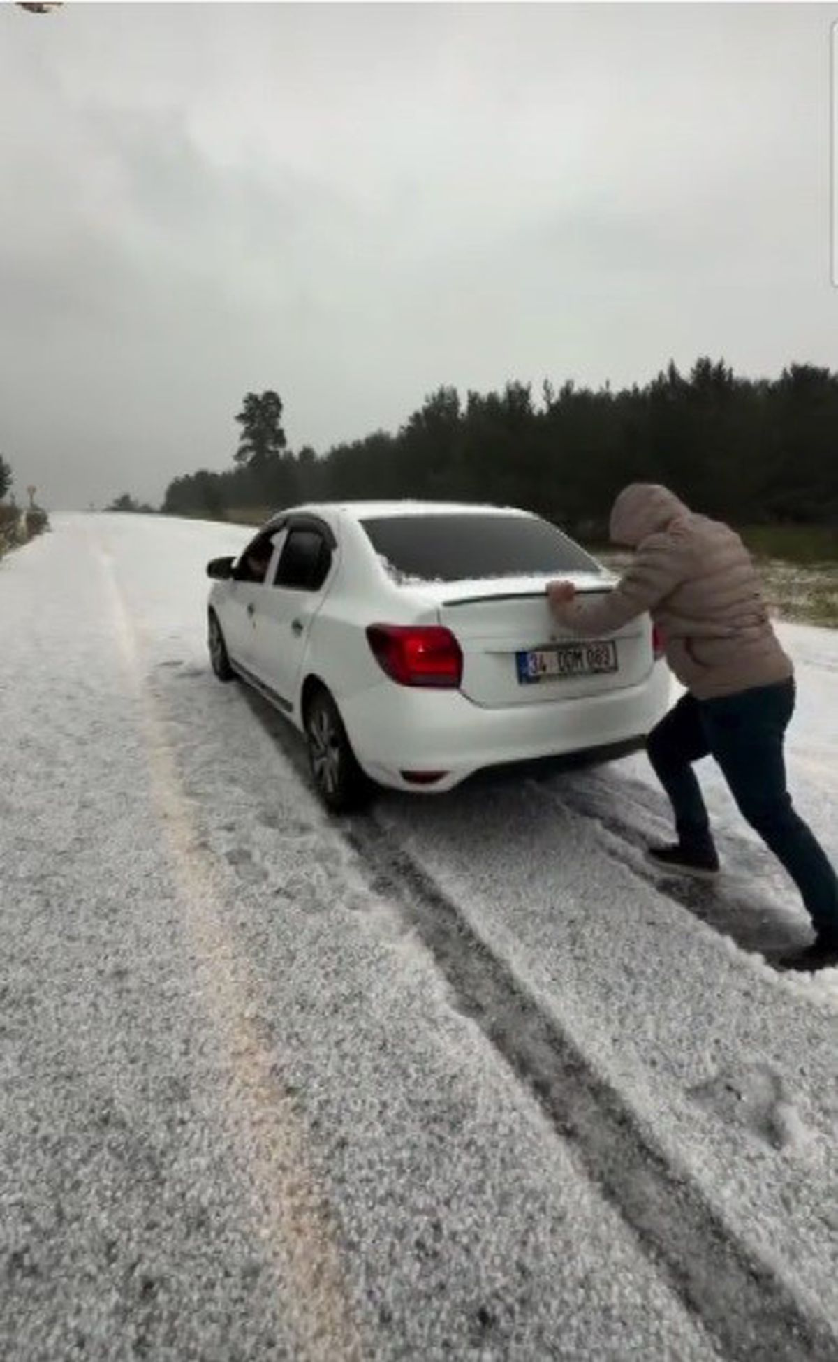 Sarıkamış'ta Ağustos'ta Kış Görüntüsü: Dolu Yolları Beyaza Bürüdü
