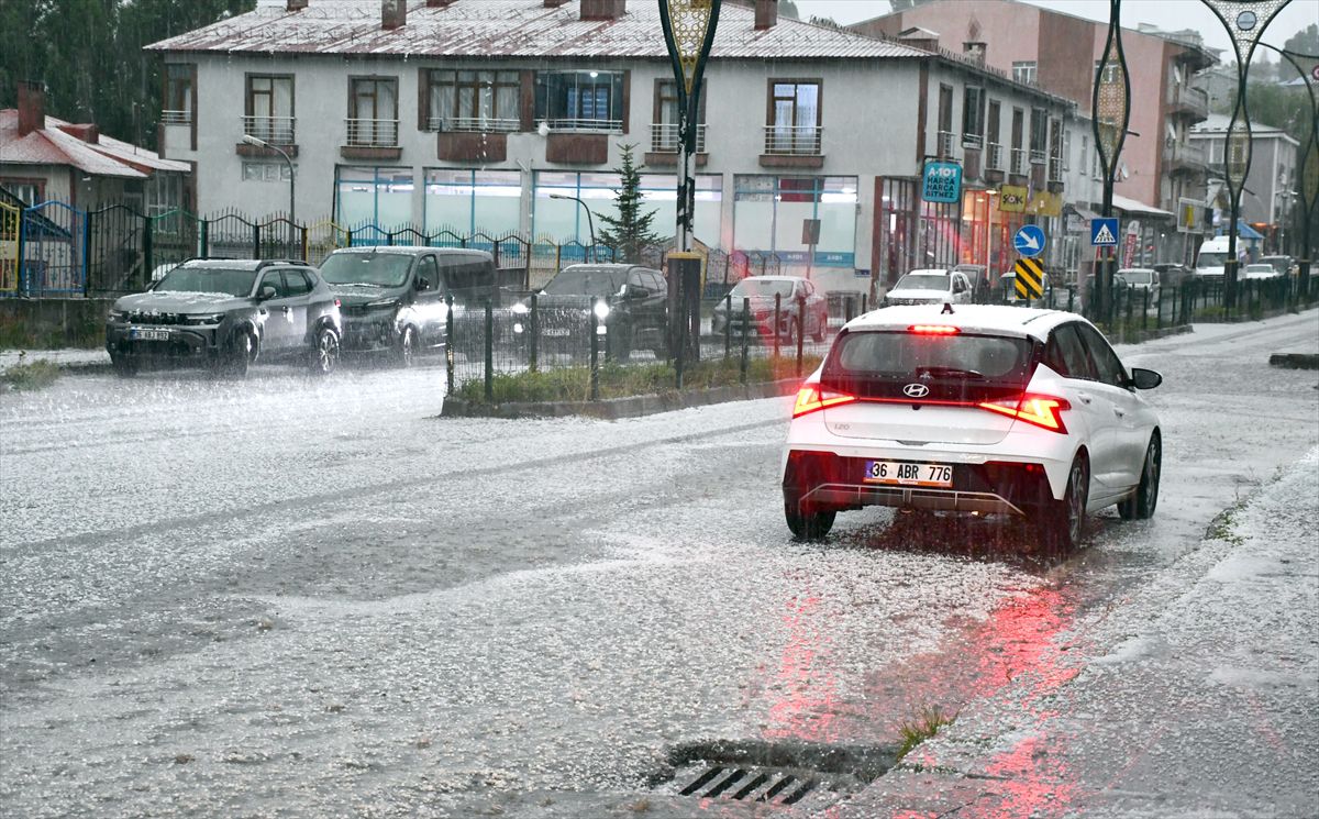 Kars'ta Dolu ve Sağanak Hayatı Olumsuz Etkiledi