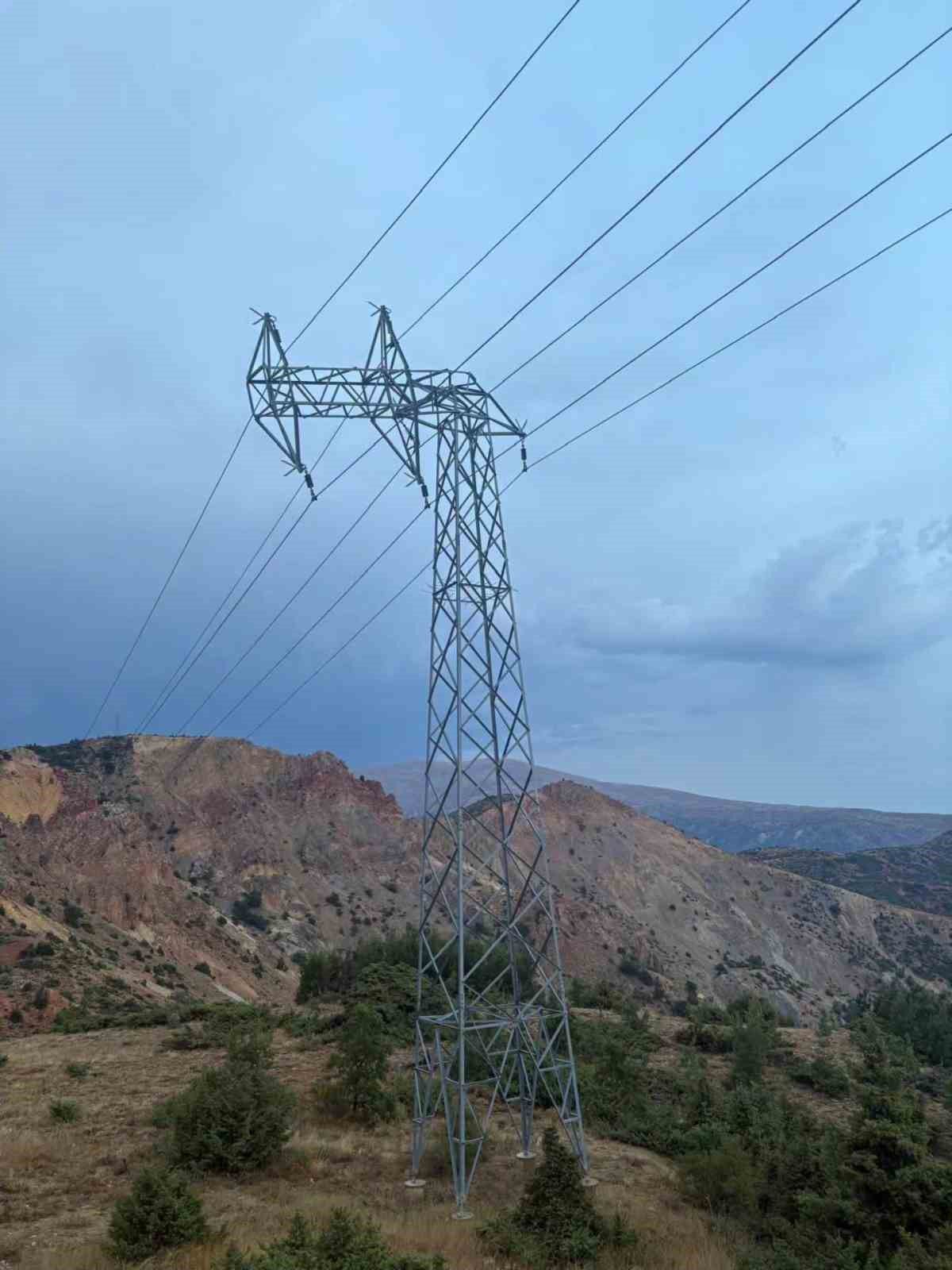 Kemaliye'de Fırtına 8 Köyde Elektrik Kesintisine Yol Açtı