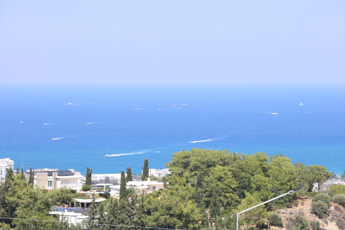 Girne açıklarında feribot su aldı