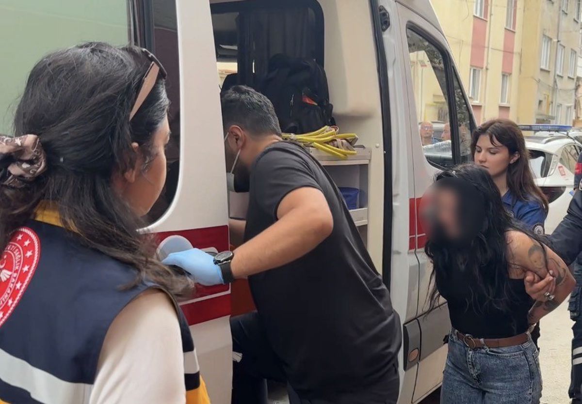 Eskişehir'de Sinir Krizi Geçiren Kadın Çekiçle Zarar Verdi, Polis Çocuğu Çikolatayla Sakinleştirdi