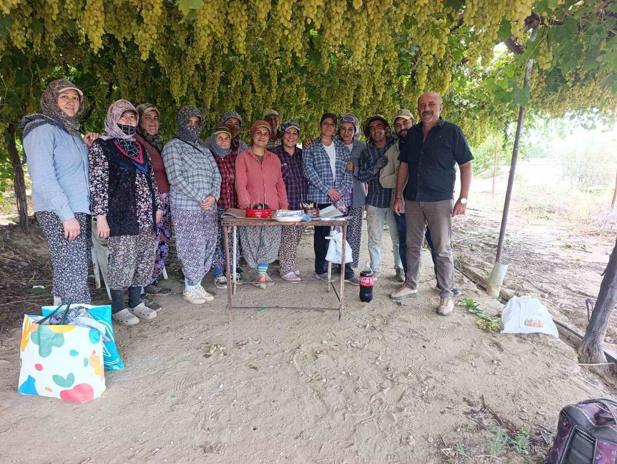 Öğretmen Çiftçiden Bağda Sürpriz Doğum Günü