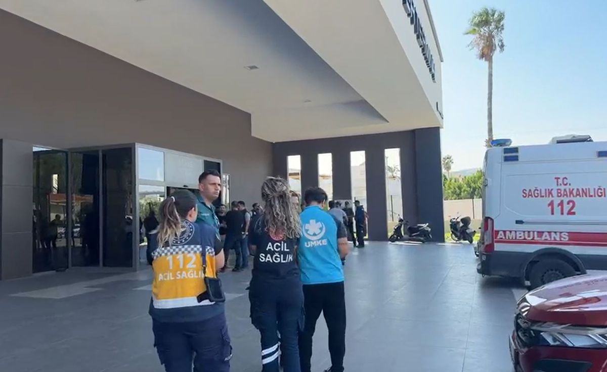 Mersin'in Taşucu Limanı'nda ekipler hazırlık yapıyor