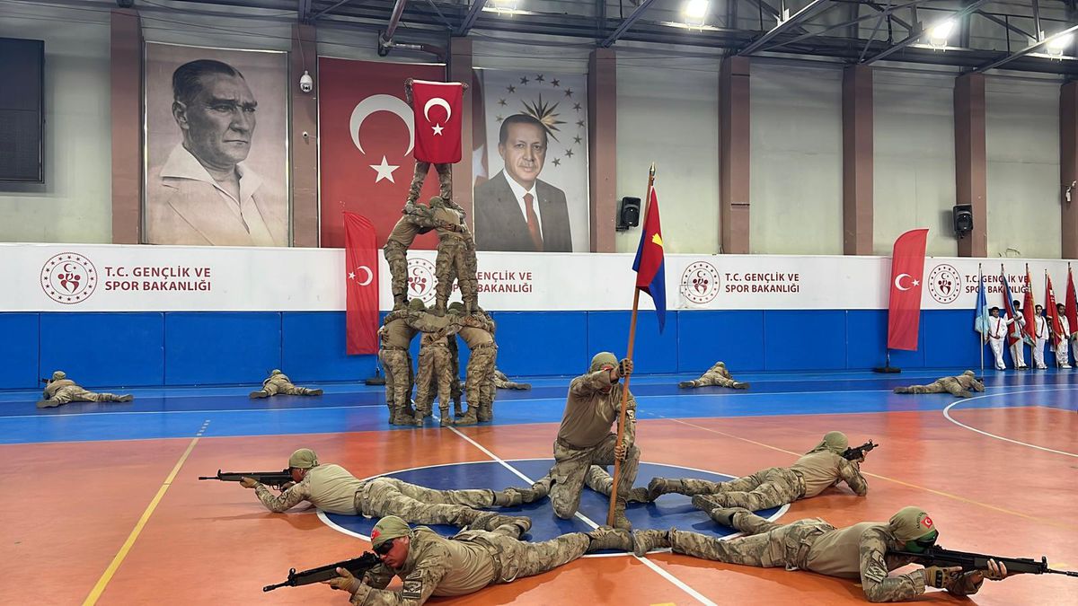 Nevşehir'de 30 Ağustos coşkusu spor salonunda: Köpek Nefes'ten şov