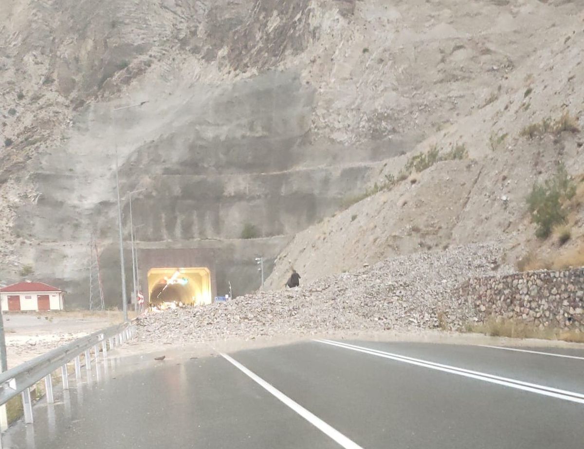 Oltu-Artvin yolu sağanak nedeniyle trafiğe kapandı