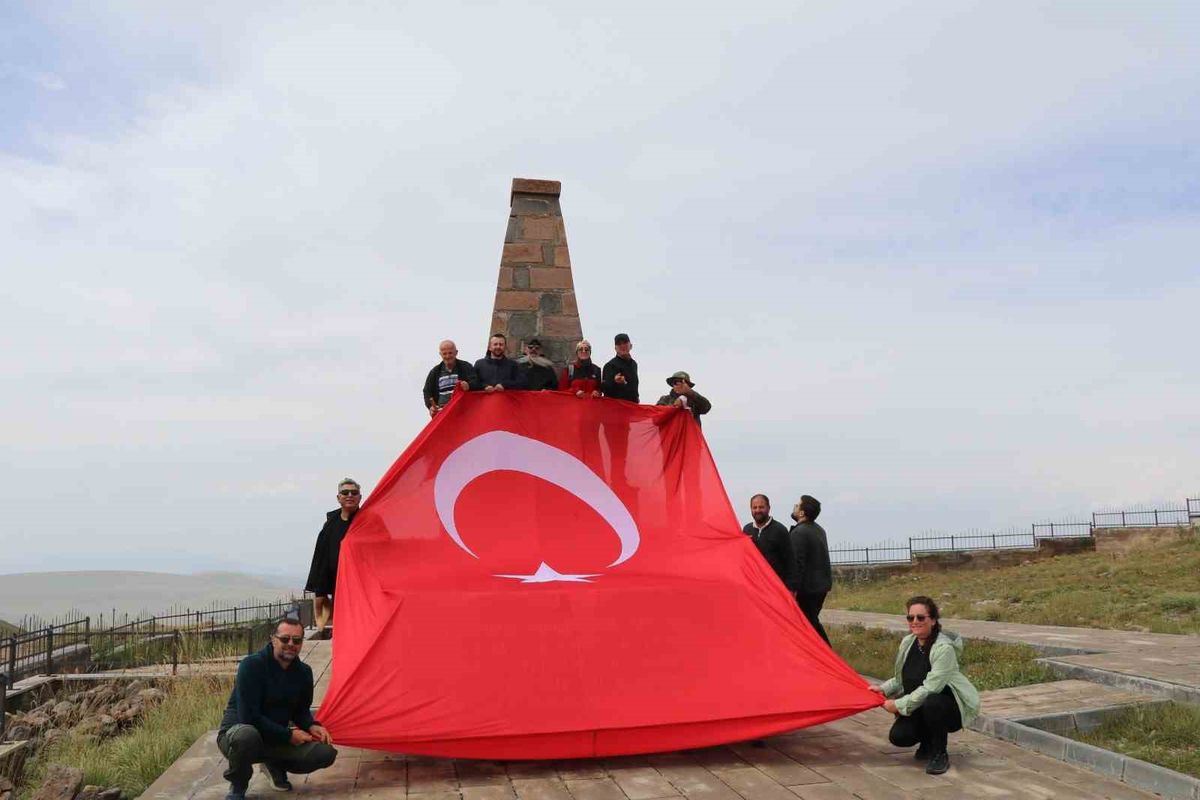 Oltu Yürüyüş Grubu'ndan Allahuekber Dağları'nda 30 Ağustos Anması