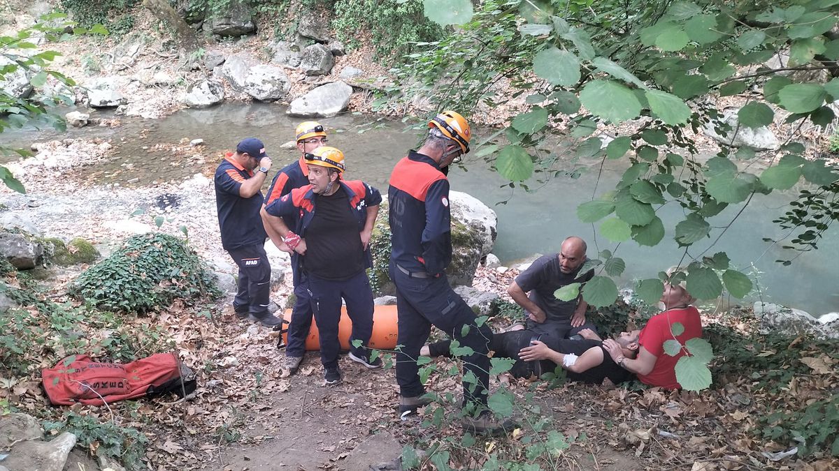 Bursa'da Ormanda Yürüyüşte Kayalıklardan Düşen Genç AFAD Tarafından Kurtarıldı