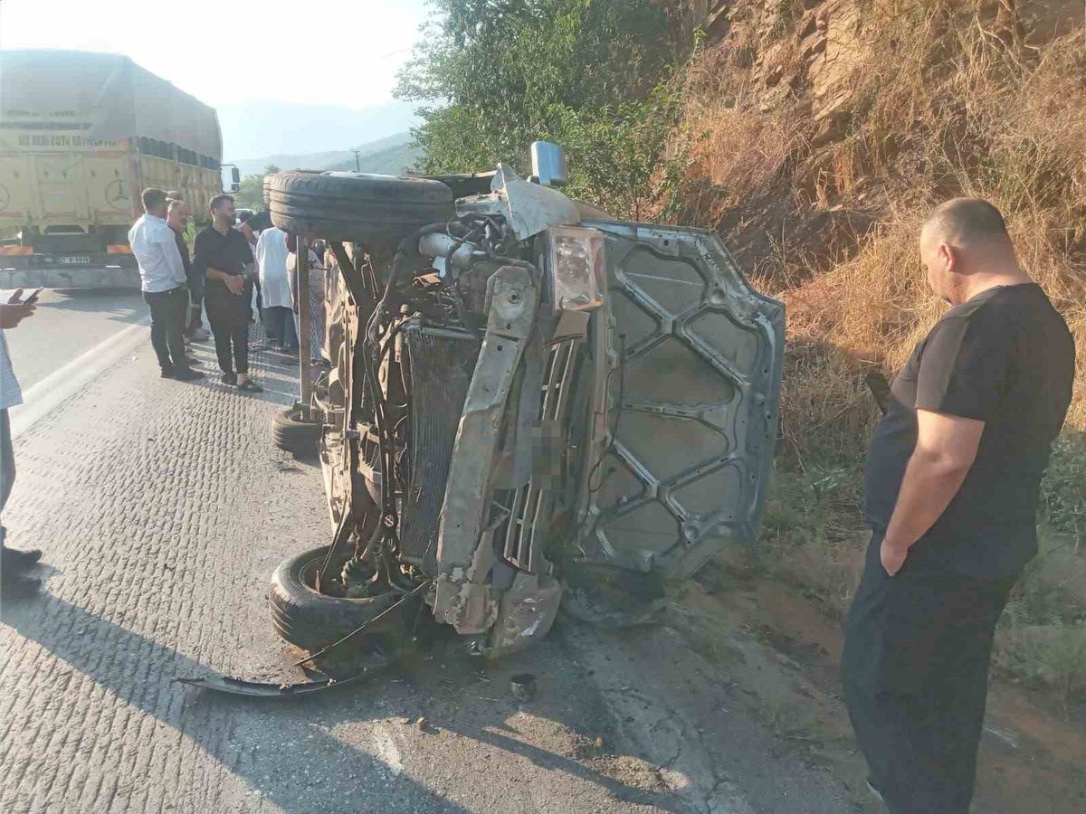 Bahçe'de Hafif Ticari Araç Devrildi: 4 Yaralı