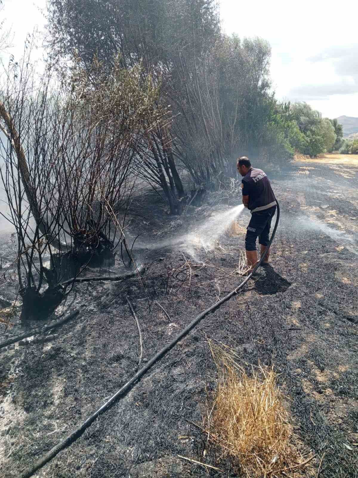 Şuhut'ta Ot Yangını Büyümeden Söndürüldü