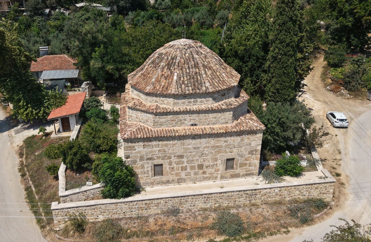 Perge'nin Roma Taşları Ağalar Camii'nde Tarihi Köprü Kuruyor
