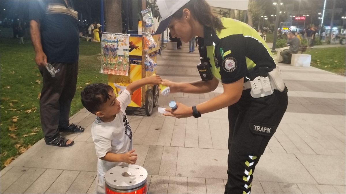 Kaybolan Çocuğa Polisten Oyuncaklı Teselli