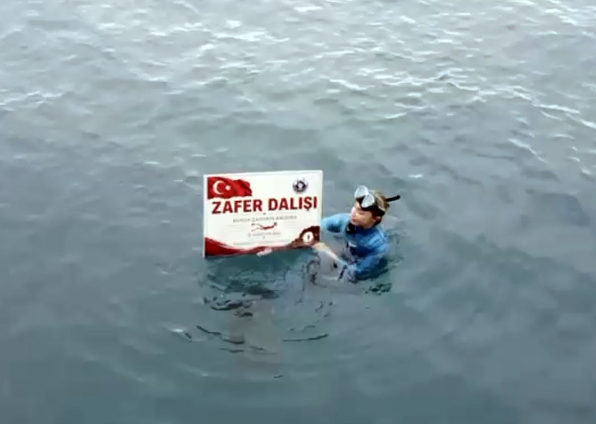 Şahika Ercümen'den 30 Ağustos Zafer Bayramı'nda Karamağara'da 'Zafer Dalışı'