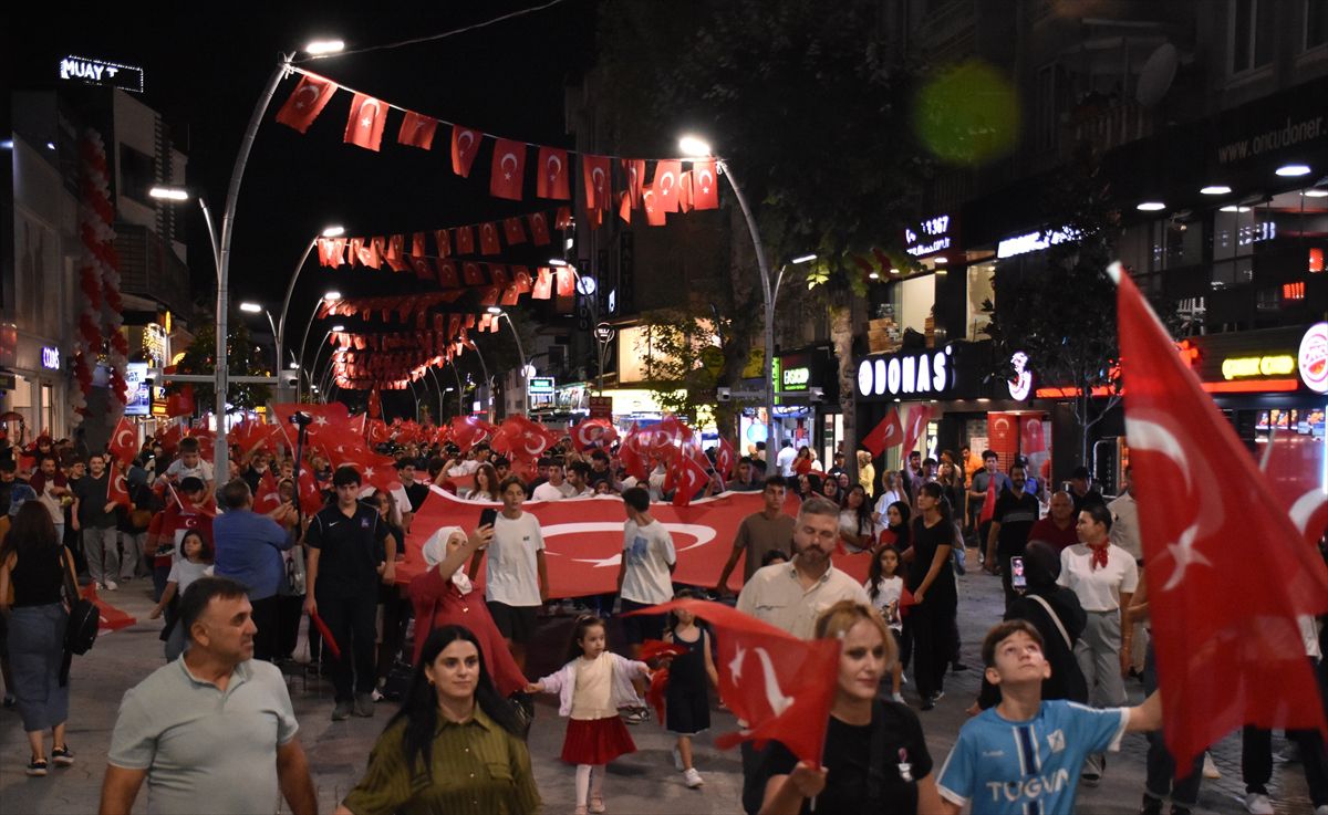 Sakarya ve Zonguldak'ta Zafer Bayramı coşkusu fener alaylarıyla yaşandı