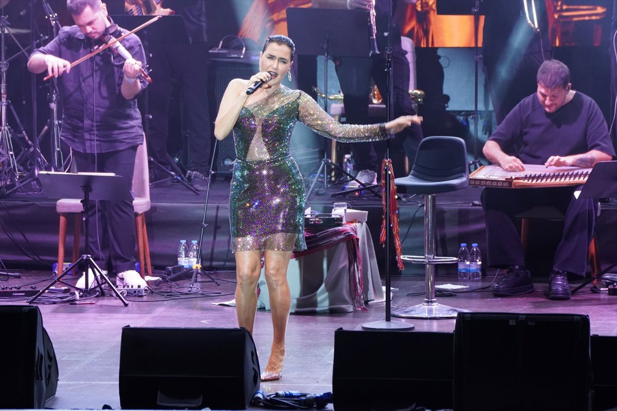 Şevval Sam Manavgat'ta Tatilcilere Konser Verdi