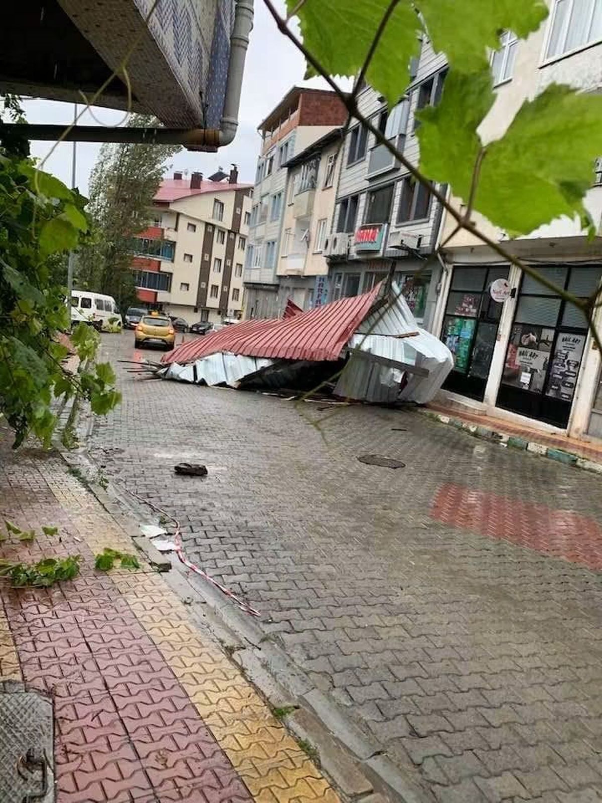 Şavşat'ta Fırtına Çatıyı Uçurdu, Park Halindeki Pikabın Üzerine Düştü