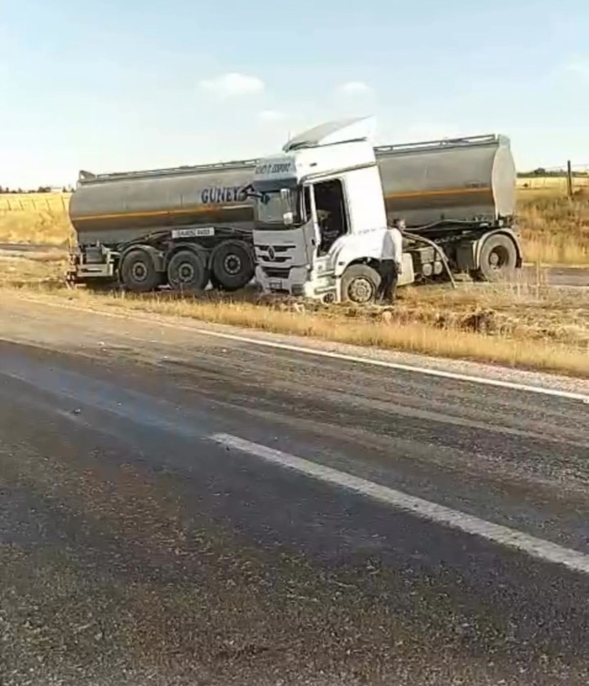 Siirt'te Çakıl Nedeniyle Tır Kazası: Sürücü Yara Almadan Kurtuldu