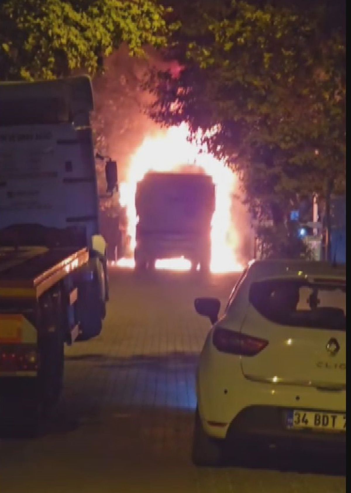 Sultangazi'de hafriyat kamyonu alev alev yandı