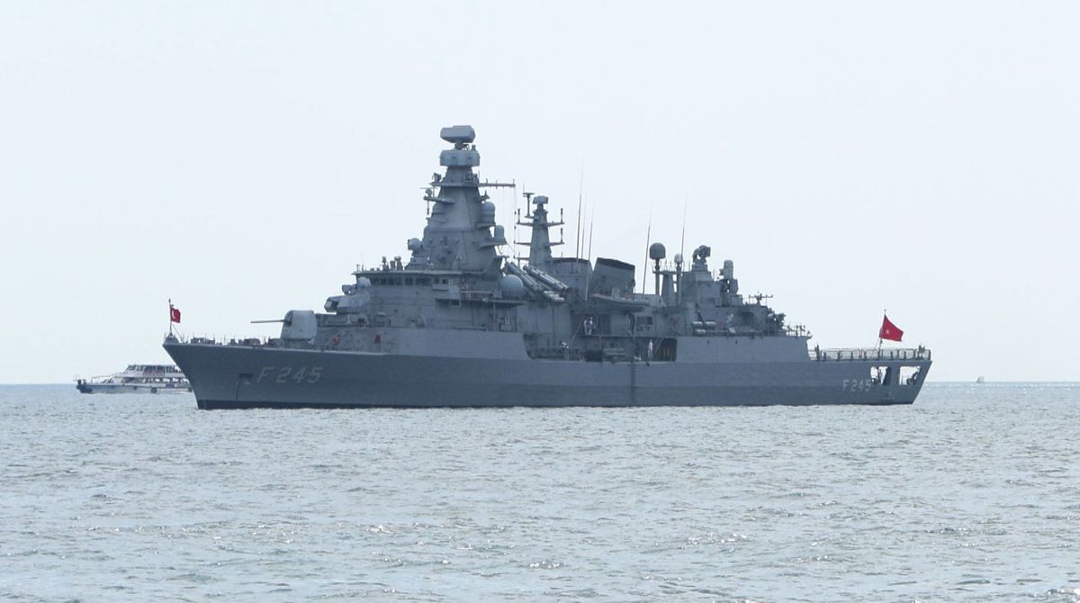 İstanbul Boğazı'nda 30 Ağustos Zafer Bayramı korteji ve TCG Oruçreis ziyareti
