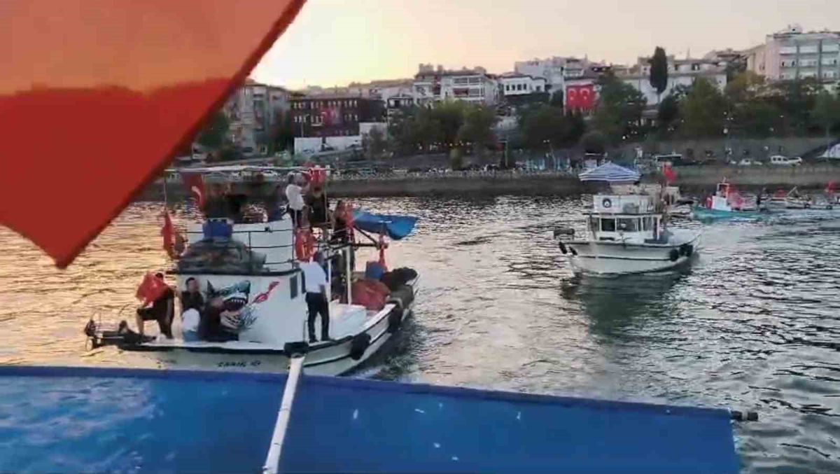 Balıkçılardan Denizde Zafer Konvoyu