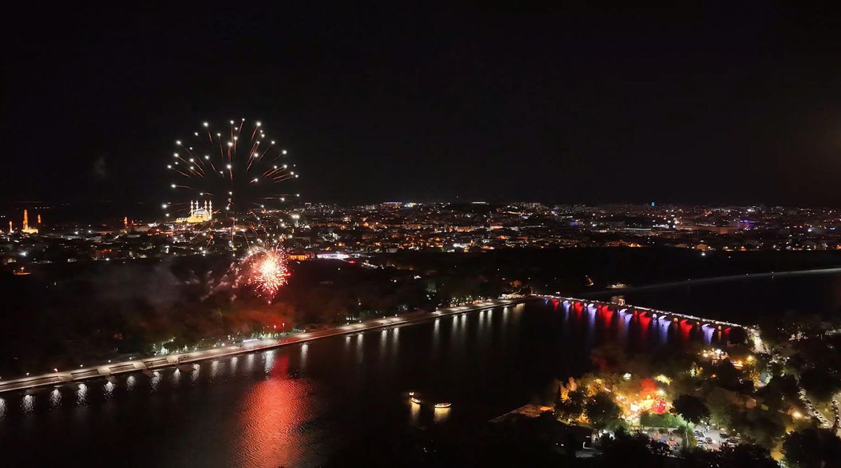 Edirne'de 30 Ağustos Zafer Bayramı Coşkusu: Meriç Nehri Üzerinde Havai Fişek Gösterisi