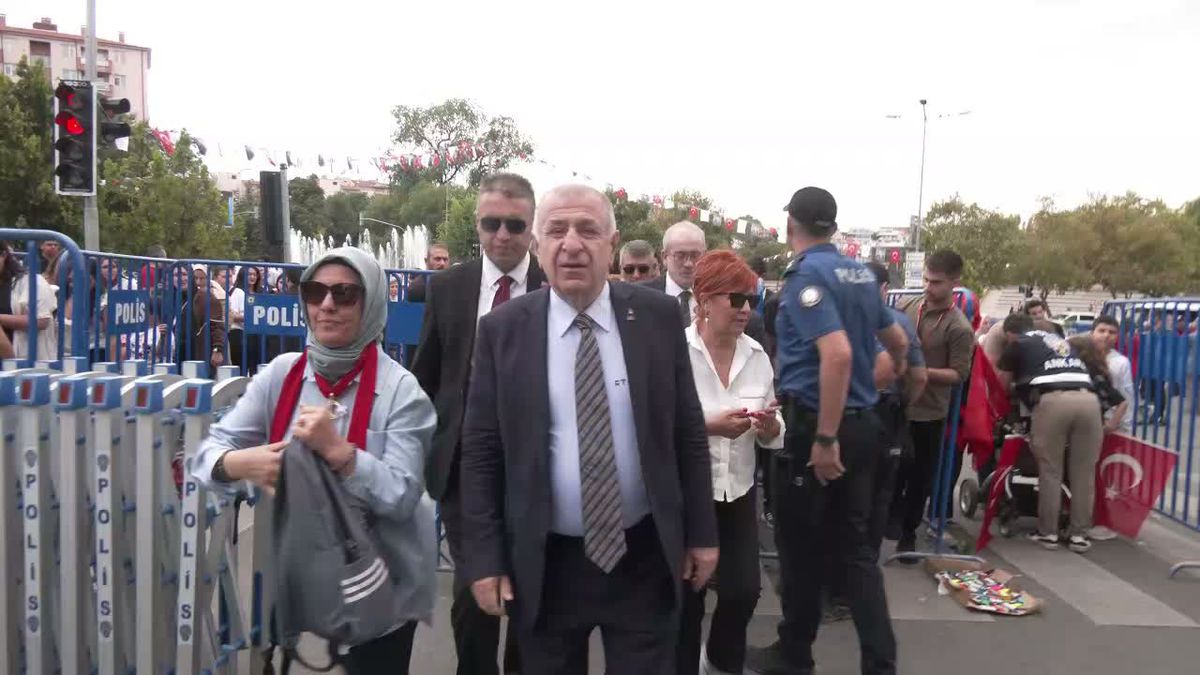 Özdağ'dan Anıtkabir'de 30 Ağustos ziyareti
