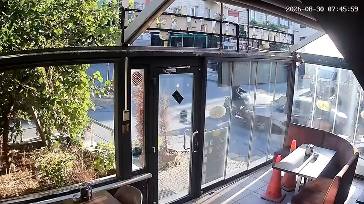 Ümraniye'de Motosiklet ile Otomobil Çarpıştı: Sürücü Yaralandı