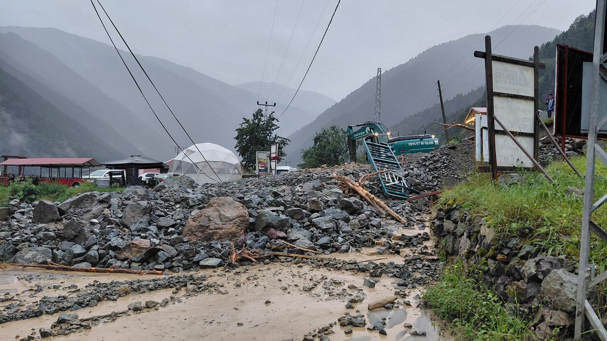 Uzungöl'de Sağanak ve Heyelan: Turistik Yol Kapandı