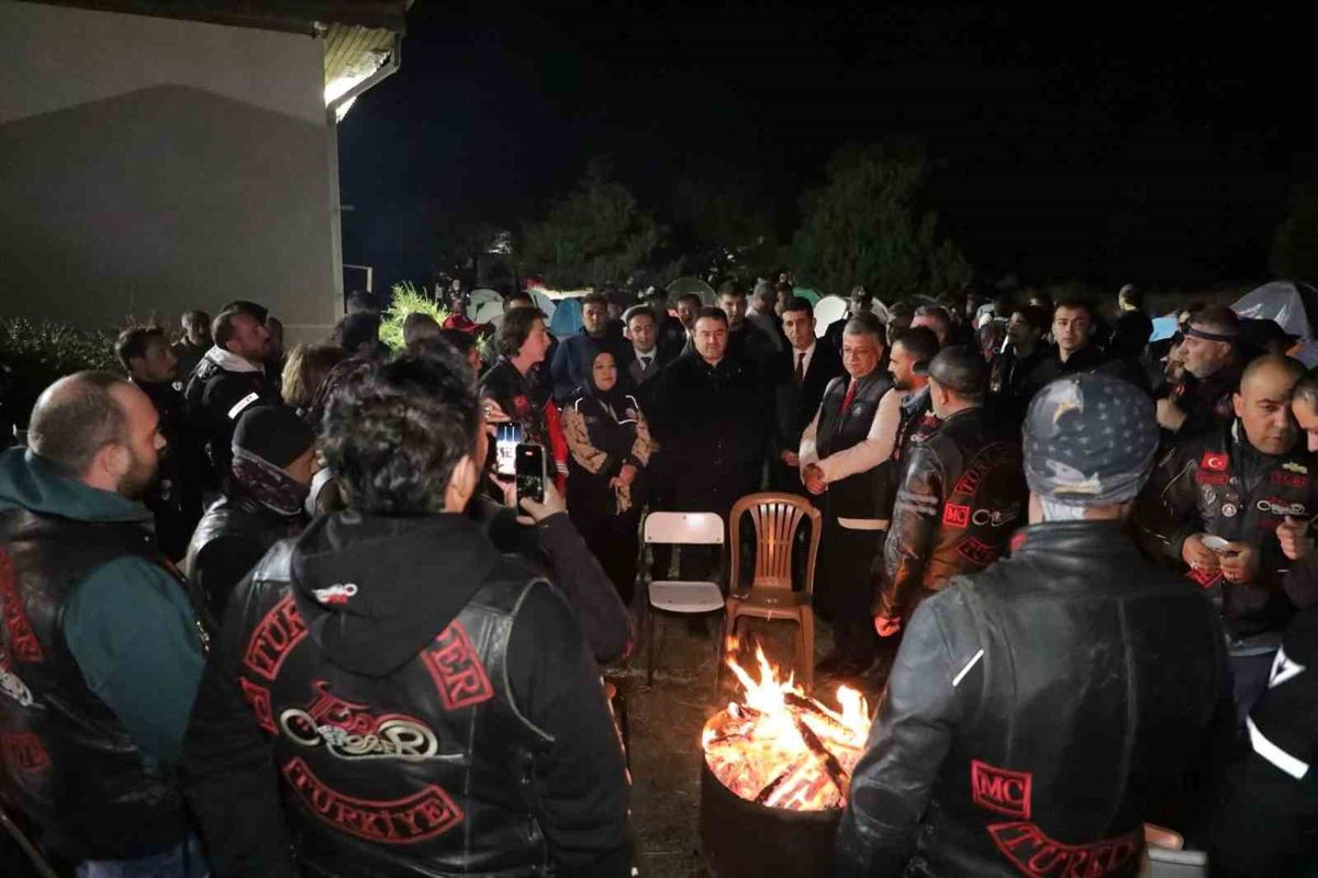 Kütahya Valisi Işın, Dumlupınar'daki Zafer Kampı'nda Gençlerle Buluştu