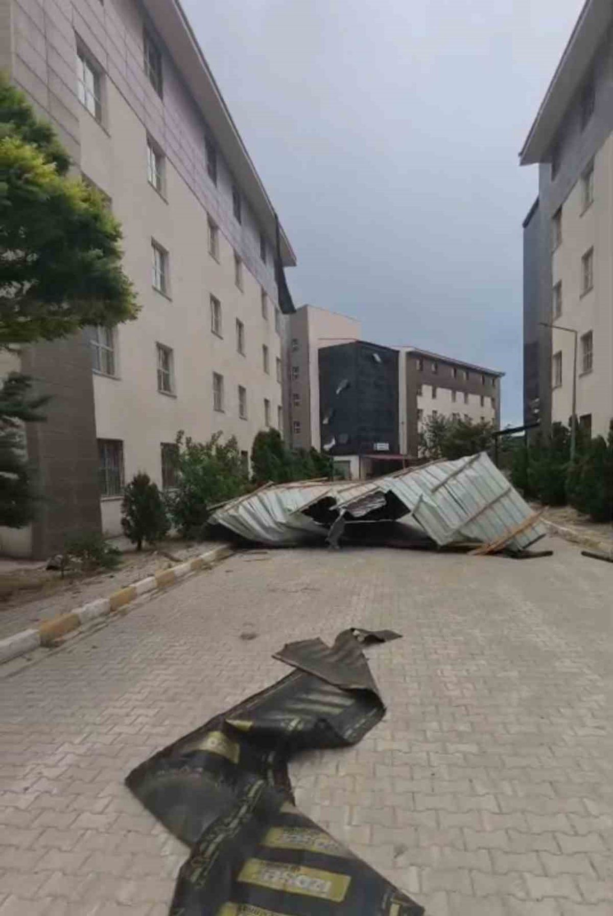 Van'da Şiddetli Fırtına: Çatılar Uçtu, Ağaçlar Devrildi