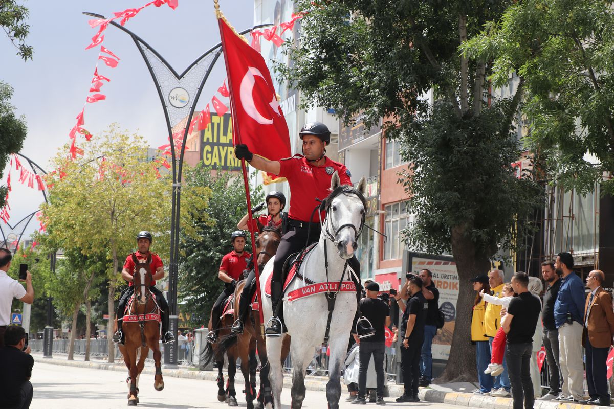 Van'da 30 Ağustos Zafer Bayramı coşkuyla kutlandı