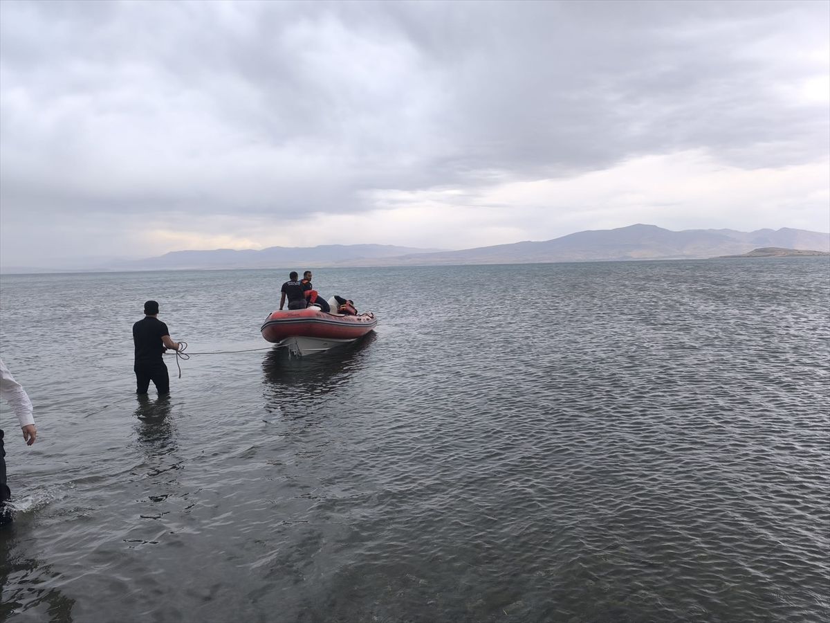 Van Gölü'nde sürüklenen 3 kişi kurtarıldı
