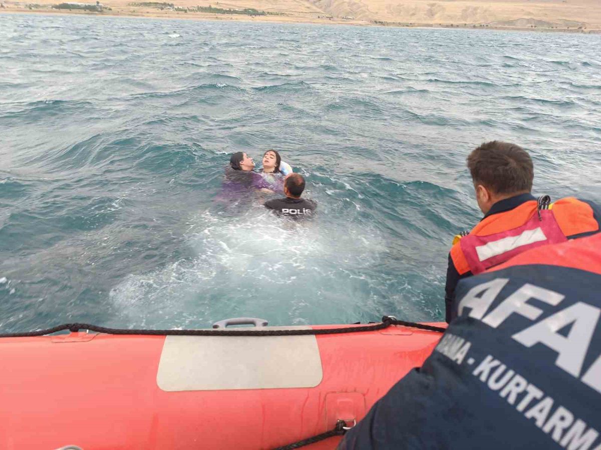 Van Gölü'nde can simidiyle sürüklenen 3 kişi kurtarıldı