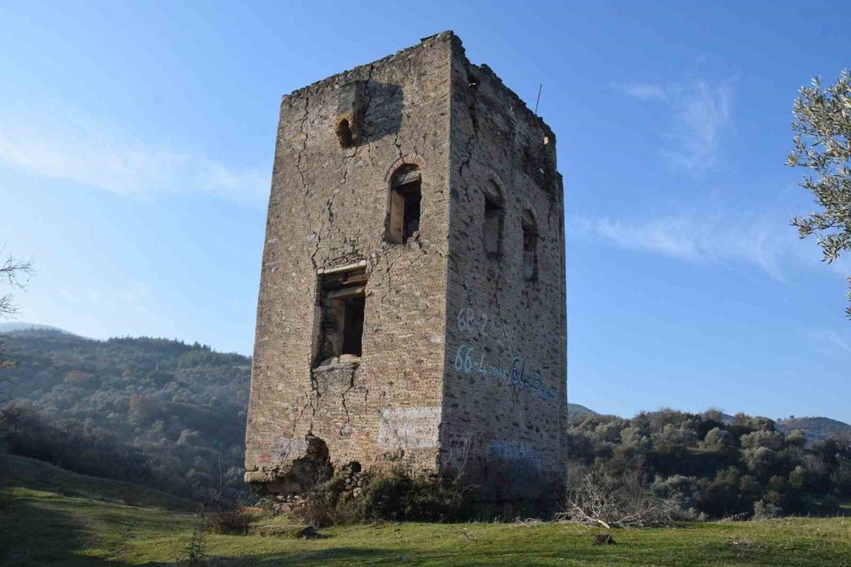 Tarihi Donduran Kulesi Restorasyon Beklerken Yazılarla Tahrip Edildi