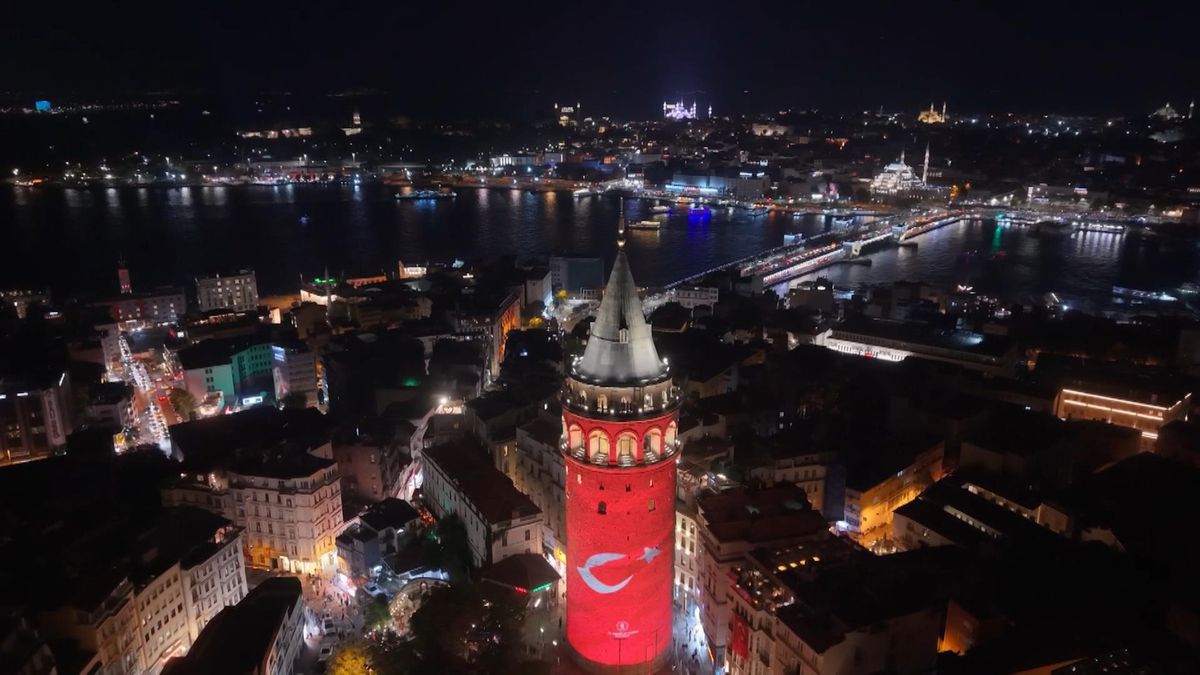 Galata Kulesi'ne Zafer Bayramı'nda Türk Bayrağı Yansıtıldı