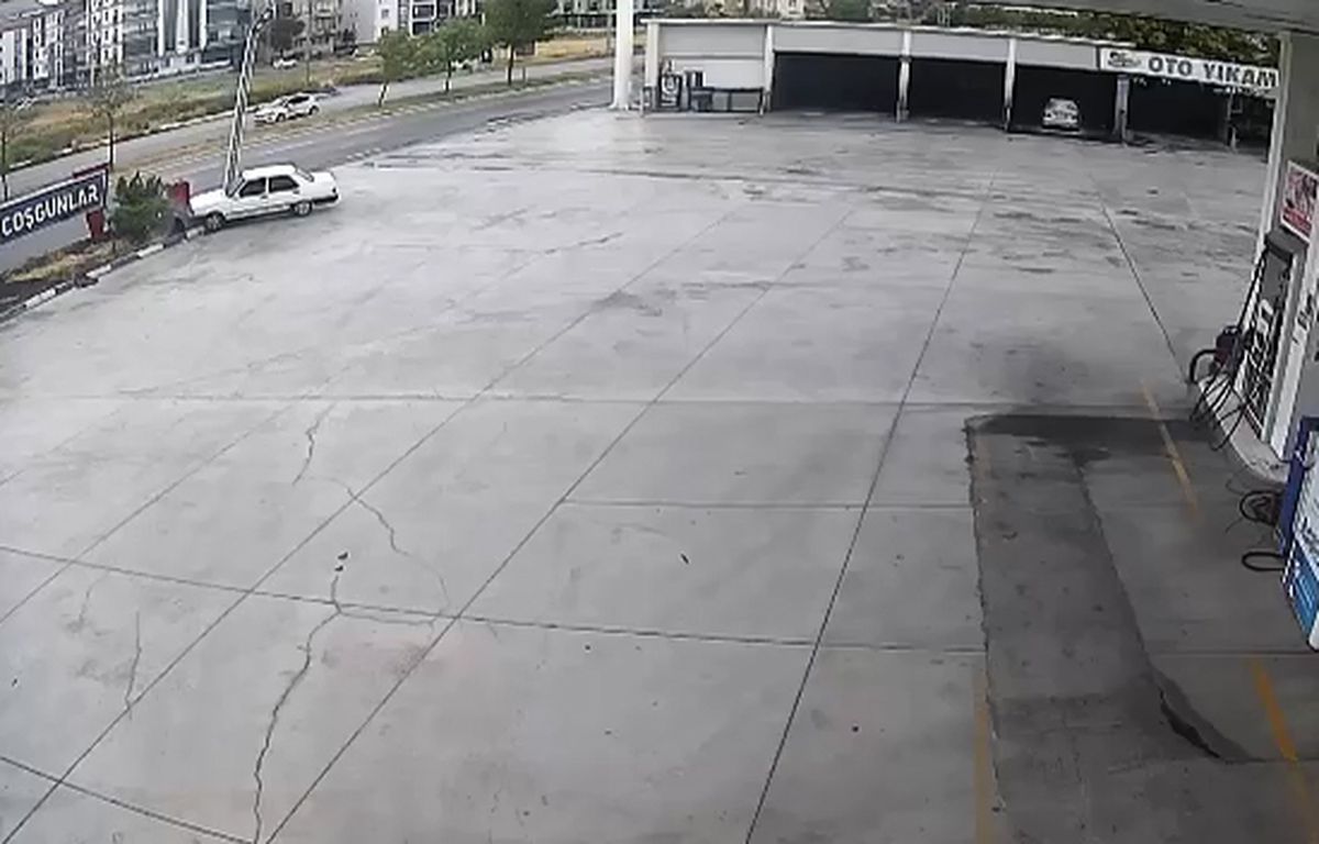 Aday Sürücü Direğe Çarptı: Kaza Anı Kamerada
