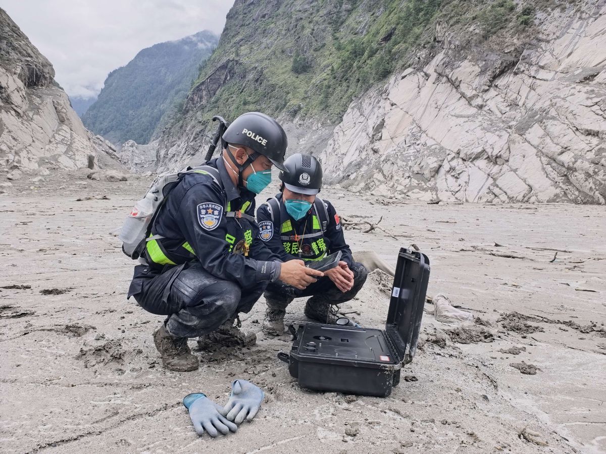 Xizang'da Heyelan: Arama Kurtarma Ekipleri Zamana Karşı Yarışıyor
