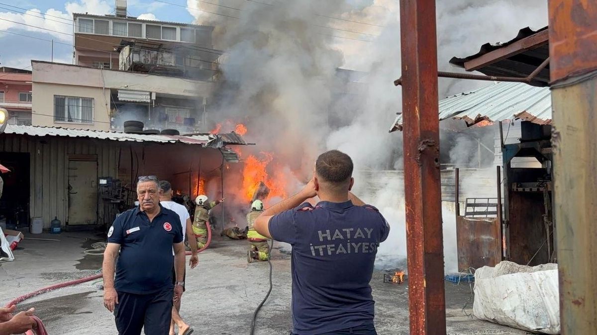 Hatay'da Plastik Atölyesinde Yangın Kontrol Altına Alındı