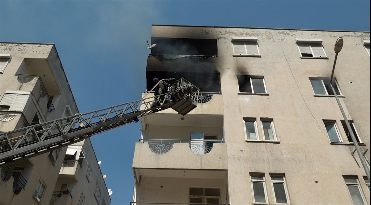 Antalya'da Apartman Yangını: Kedi İtfaiyeden Kurtuldu