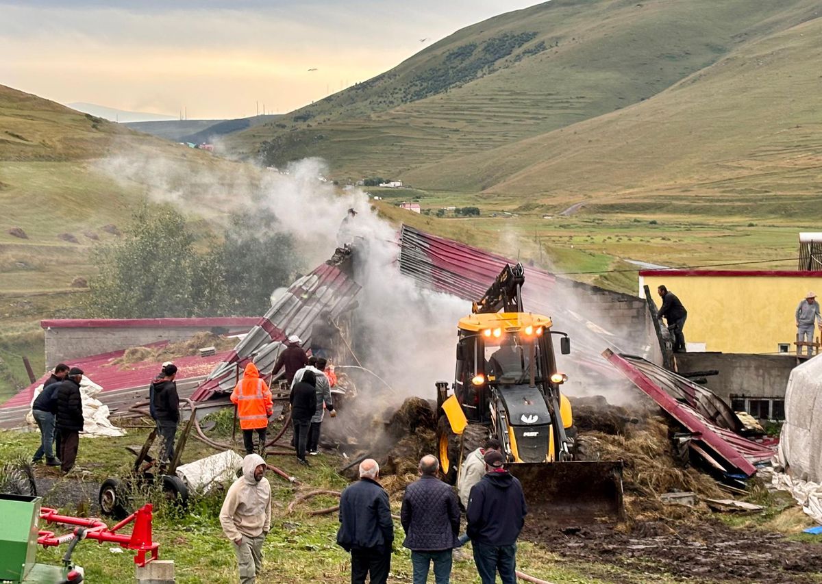 Ardahan’da ahır ve depo yandı, 600 balya saman kül oldu