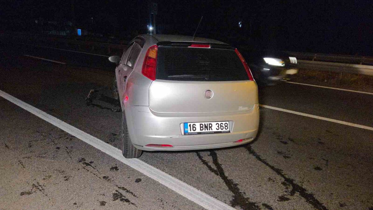 Orhangazi'de Kontrolden Çıkan Otomobil Bariyerlere Çarptı: 1 Yaralı