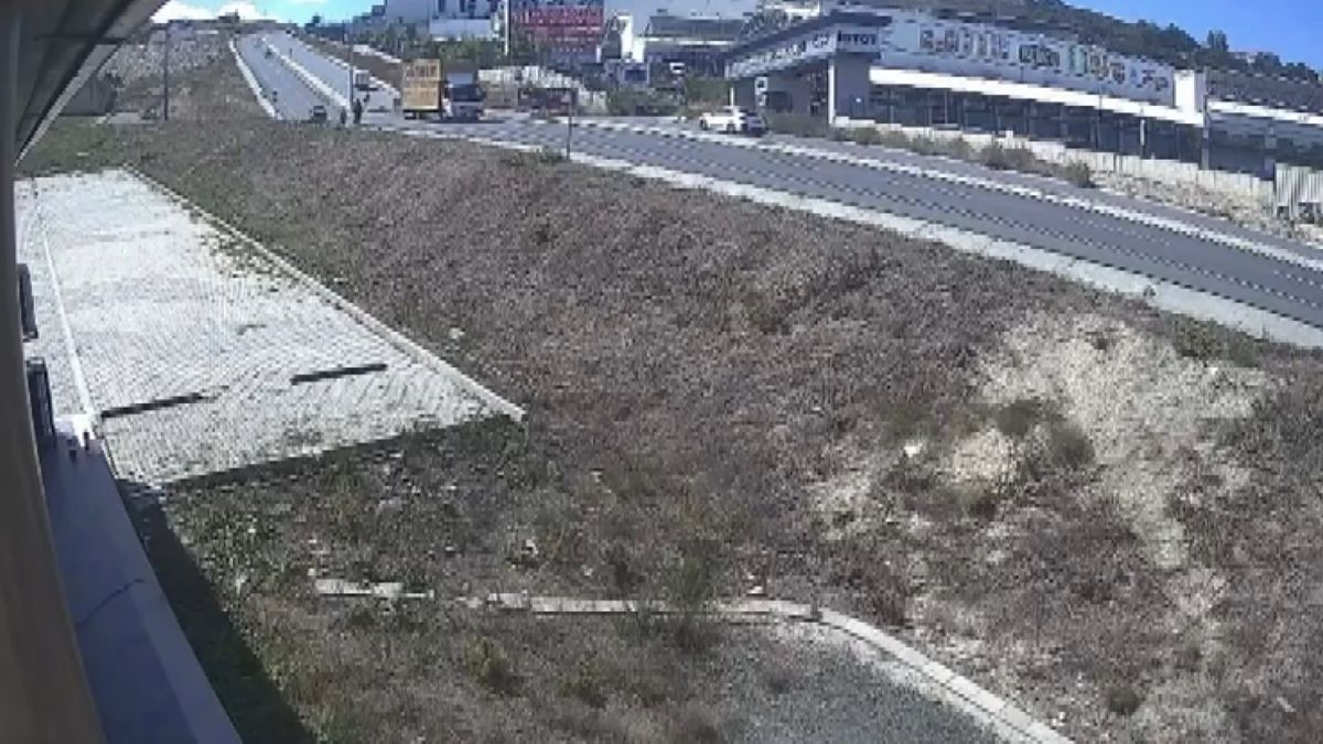 Başakşehir'de Kamyonet Işıklarda Bekleyen 4 Araca Çarptı: 1 Yaralı