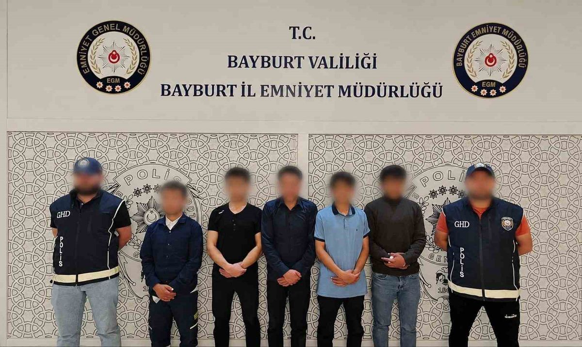 Bayburt'ta Göçmen Kaçakçılığı Operasyonu: 5 Göçmen Yakalandı, 2 Şüpheli Gözaltında