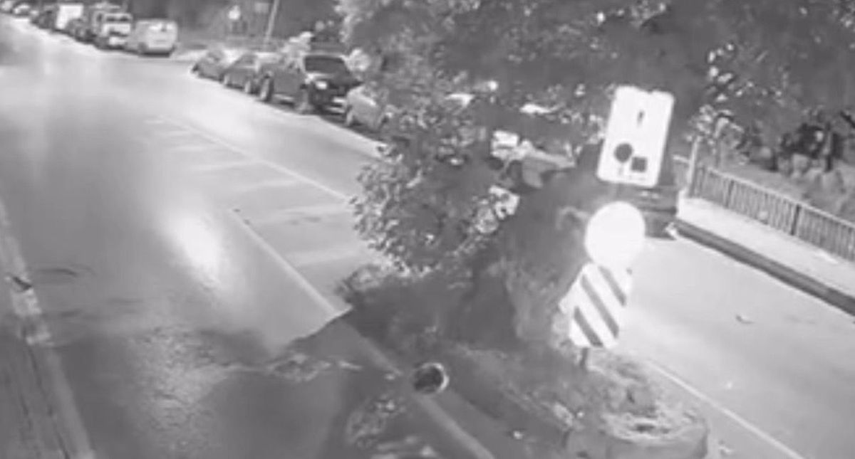 Beykoz'da Motosiklet Refüjdeki Ağaca Çarptı: Anbean Kamerada