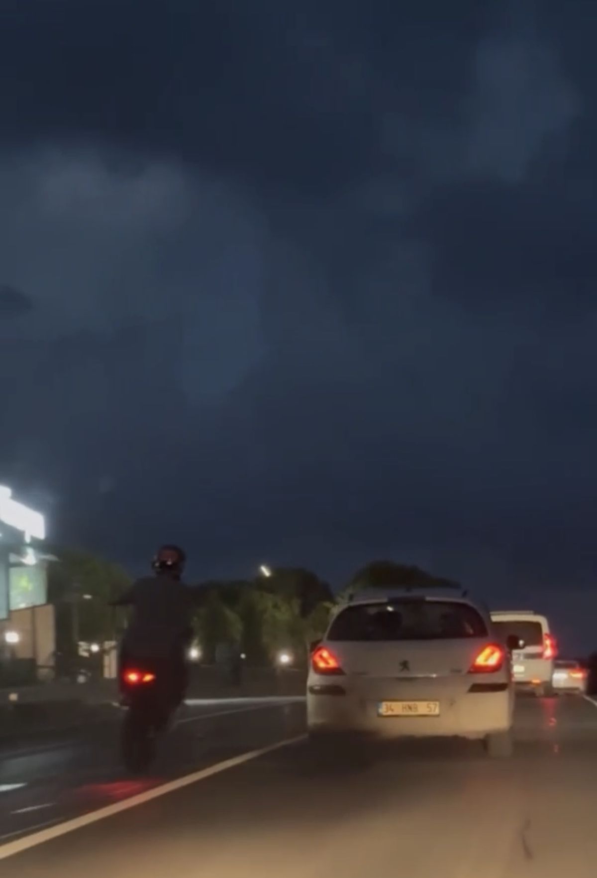 Beykoz'da motosikletlilerden trafikte tehlike saçan anlar