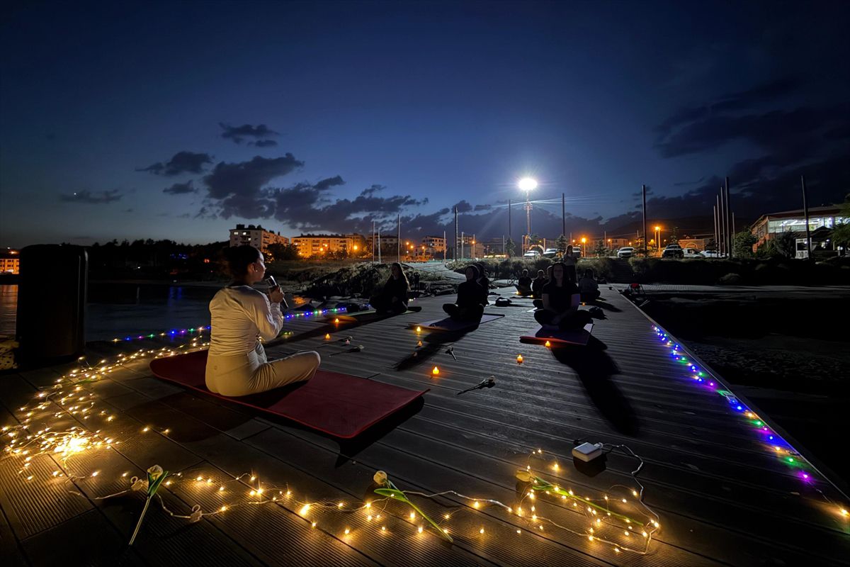 Van Gölü'nde Dolunay Eşliğinde Yoga