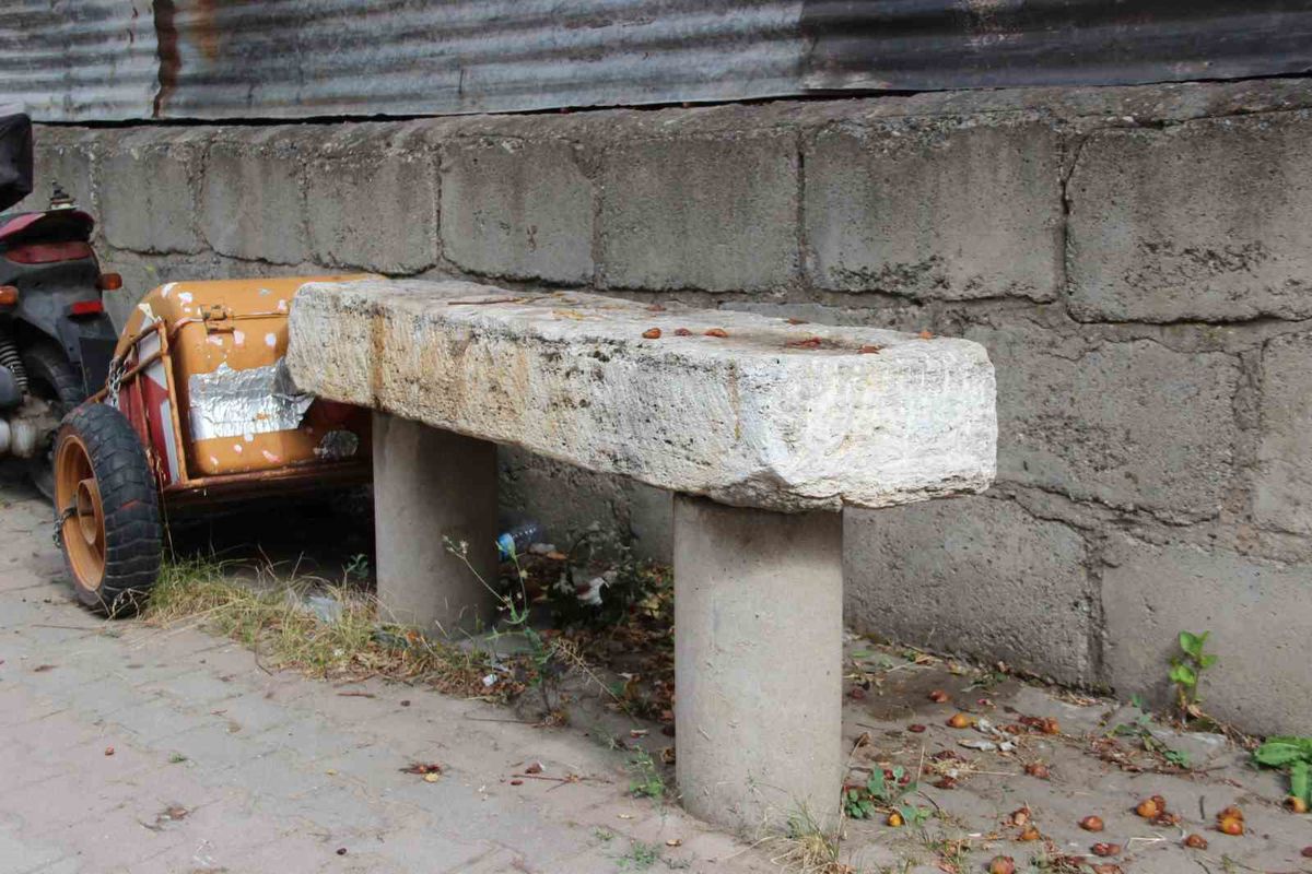 Sivas'ta Kaldırımda 55 Yıllık Musalla Taşı