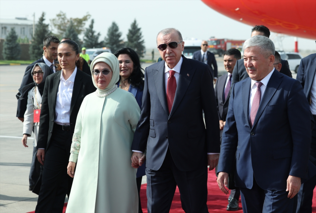 President Erdogan was welcomed with flowers at the hotel entrance in Bishkek